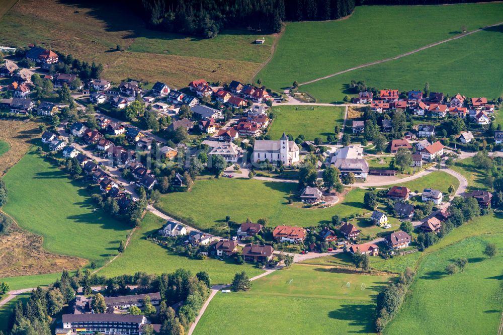 Breitnau von oben - Ortsansicht am Rande von landwirtschaftlichen Feldern in Breitnau im Bundesland Baden-Württemberg, Deutschland