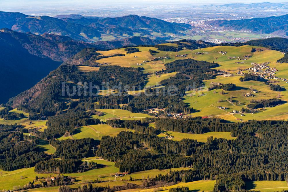 Luftaufnahme Breitnau - Ortsansicht am Rande von landwirtschaftlichen Feldern in Breitnau im Bundesland Baden-Württemberg, Deutschland