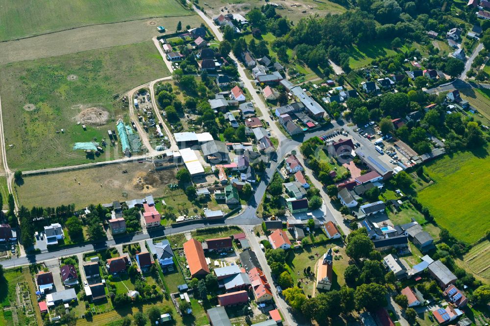 Luftbild Britz - Ortsansicht am Rande von landwirtschaftlichen Feldern in Britz im Bundesland Brandenburg, Deutschland