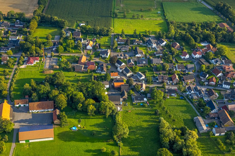 Luftaufnahme Budberg - Ortsansicht am Rande von landwirtschaftlichen Feldern in Budberg im Bundesland Nordrhein-Westfalen, Deutschland