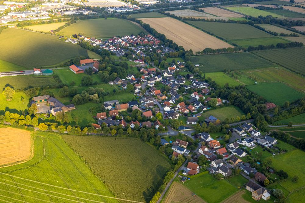 Budberg von oben - Ortsansicht am Rande von landwirtschaftlichen Feldern in Budberg im Bundesland Nordrhein-Westfalen, Deutschland