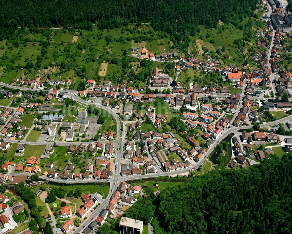 Luftbild Calmbach - Ortsansicht am Rande von landwirtschaftlichen Feldern in Calmbach im Bundesland Baden-Württemberg, Deutschland