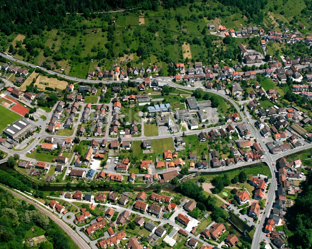 Luftaufnahme Calmbach - Ortsansicht am Rande von landwirtschaftlichen Feldern in Calmbach im Bundesland Baden-Württemberg, Deutschland