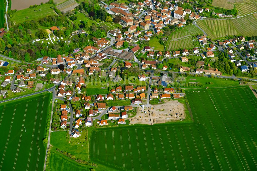 Castell von oben - Ortsansicht am Rande von landwirtschaftlichen Feldern in Castell im Bundesland Bayern, Deutschland