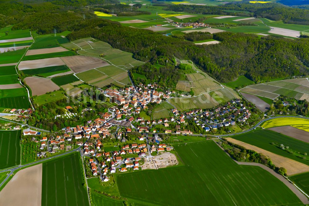 Castell aus der Vogelperspektive: Ortsansicht am Rande von landwirtschaftlichen Feldern in Castell im Bundesland Bayern, Deutschland