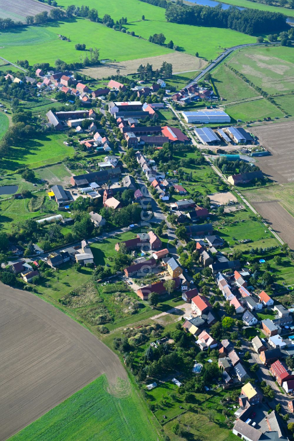 Dabrun von oben - Ortsansicht am Rande von landwirtschaftlichen Feldern in Dabrun im Bundesland Sachsen-Anhalt, Deutschland