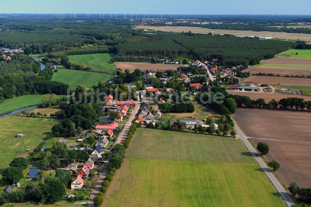 Damm von oben - Ortsansicht am Rande von landwirtschaftlichen Feldern in Damm im Bundesland Mecklenburg-Vorpommern, Deutschland