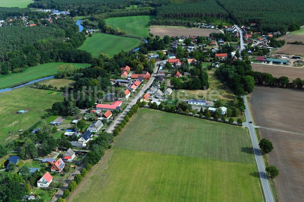 Damm aus der Vogelperspektive: Ortsansicht am Rande von landwirtschaftlichen Feldern in Damm im Bundesland Mecklenburg-Vorpommern, Deutschland