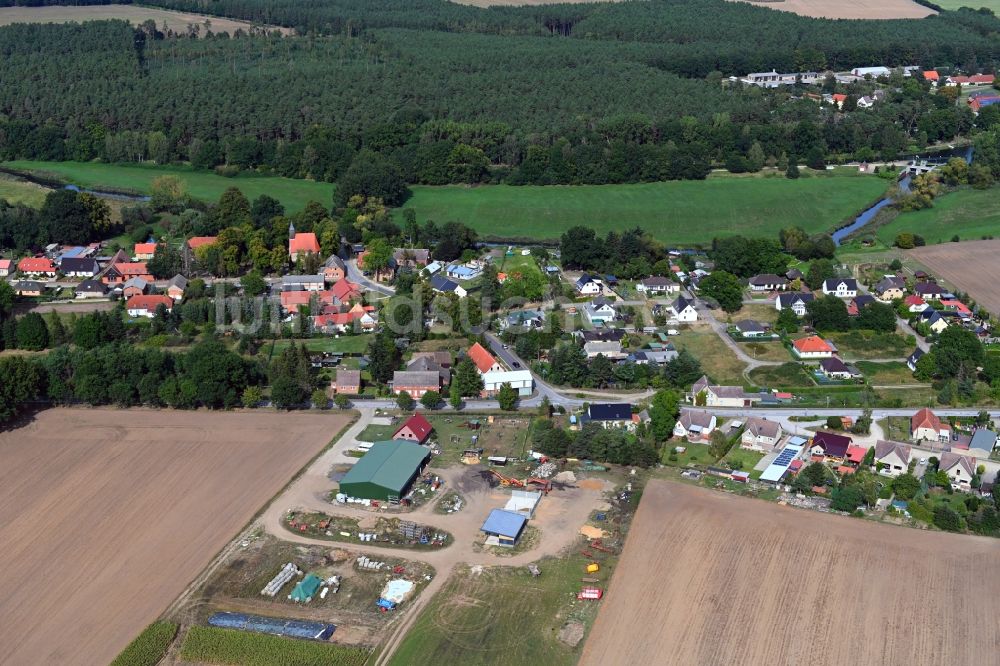 Luftaufnahme Damm - Ortsansicht am Rande von landwirtschaftlichen Feldern in Damm im Bundesland Mecklenburg-Vorpommern, Deutschland