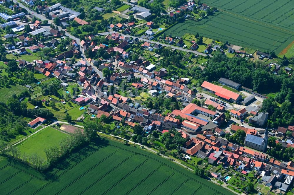 Luftaufnahme Dardesheim - Ortsansicht am Rande von landwirtschaftlichen Feldern in Dardesheim im Bundesland Sachsen-Anhalt, Deutschland