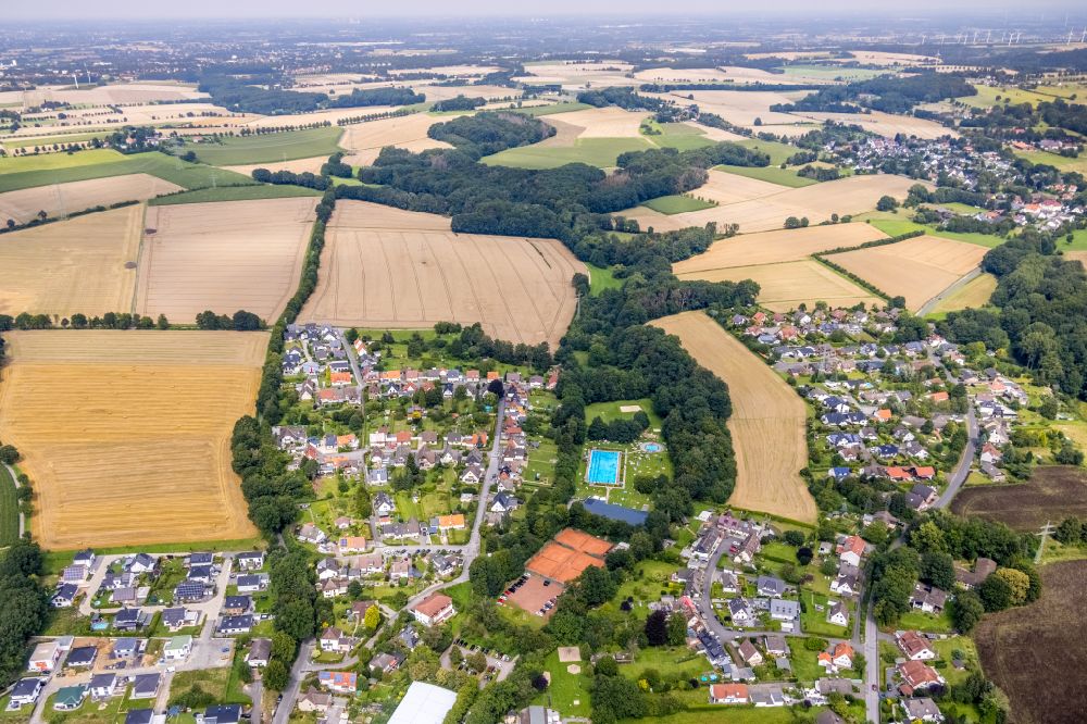 Luftaufnahme Dellwig - Ortsansicht am Rande von landwirtschaftlichen Feldern in Dellwig im Bundesland Nordrhein-Westfalen, Deutschland