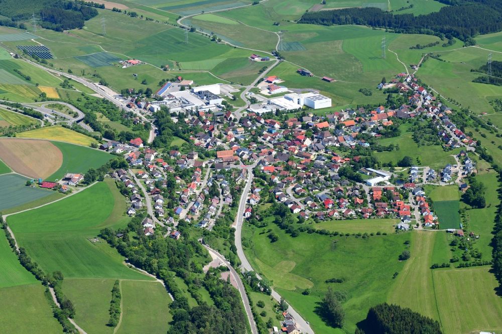 Döggingen von oben - Ortsansicht am Rande von landwirtschaftlichen Feldern in Döggingen im Bundesland Baden-Württemberg, Deutschland