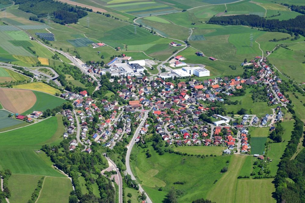 Döggingen aus der Vogelperspektive: Ortsansicht am Rande von landwirtschaftlichen Feldern in Döggingen im Bundesland Baden-Württemberg, Deutschland