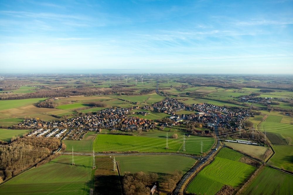 Luftaufnahme Dolberg - Ortsansicht am Rande von landwirtschaftlichen Feldern in Dolberg im Bundesland Nordrhein-Westfalen, Deutschland