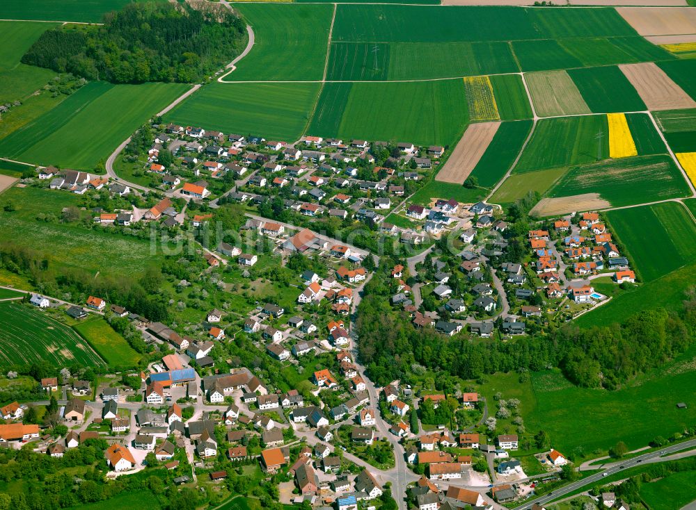 Donaurieden von oben - Ortsansicht am Rande von landwirtschaftlichen Feldern in Donaurieden im Bundesland Baden-Württemberg, Deutschland