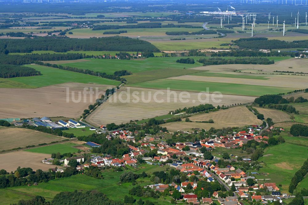 Luftaufnahme Dossow - Ortsansicht am Rande von landwirtschaftlichen Feldern in Dossow im Bundesland Brandenburg, Deutschland