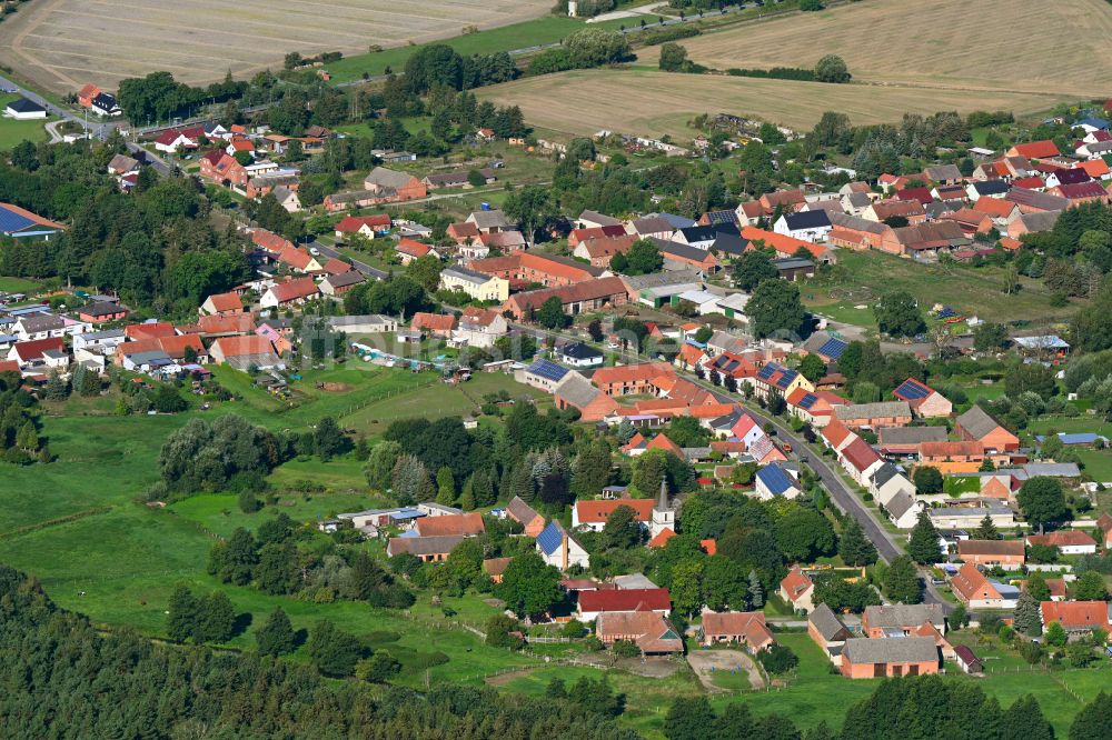 Dossow von oben - Ortsansicht am Rande von landwirtschaftlichen Feldern in Dossow im Bundesland Brandenburg, Deutschland