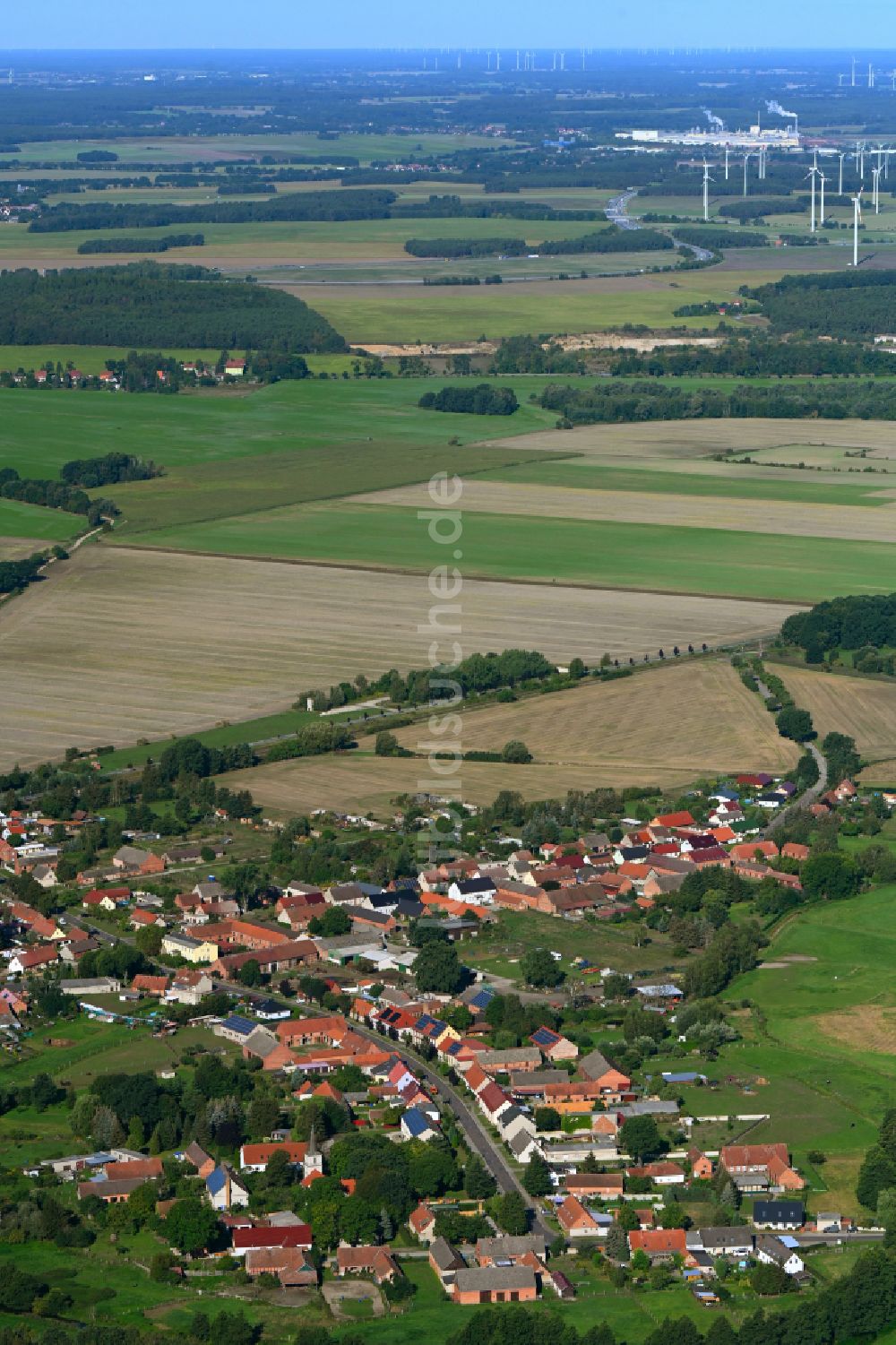 Dossow aus der Vogelperspektive: Ortsansicht am Rande von landwirtschaftlichen Feldern in Dossow im Bundesland Brandenburg, Deutschland
