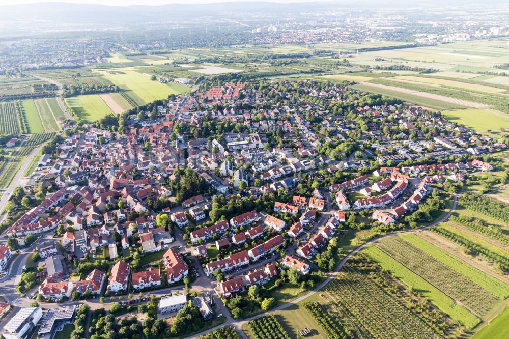 Drais aus der Vogelperspektive: Ortsansicht am Rande von landwirtschaftlichen Feldern in Drais im Bundesland Rheinland-Pfalz, Deutschland