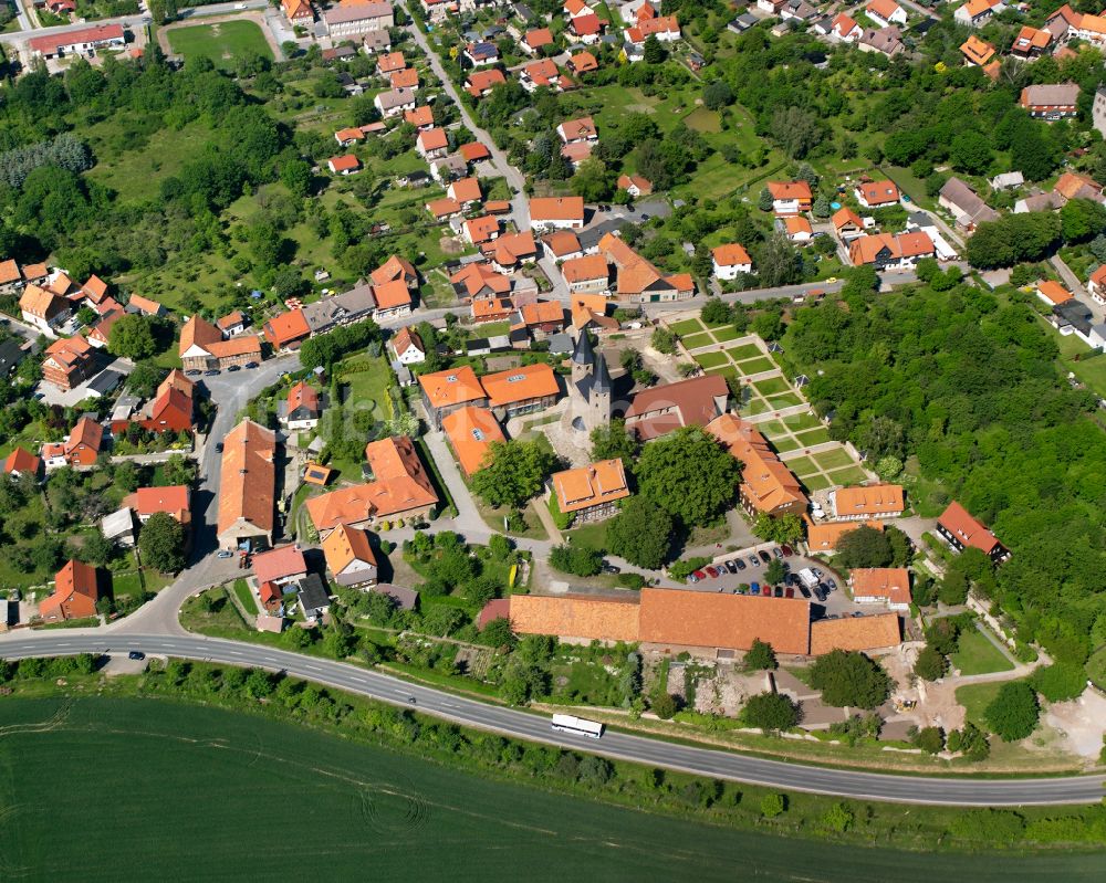 Luftaufnahme Drübeck - Ortsansicht am Rande von landwirtschaftlichen Feldern in Drübeck im Bundesland Sachsen-Anhalt, Deutschland