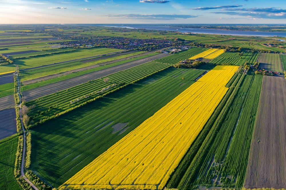 Drochtersen aus der Vogelperspektive: Ortsansicht am Rande von landwirtschaftlichen Feldern in Drochtersen im Bundesland Niedersachsen, Deutschland