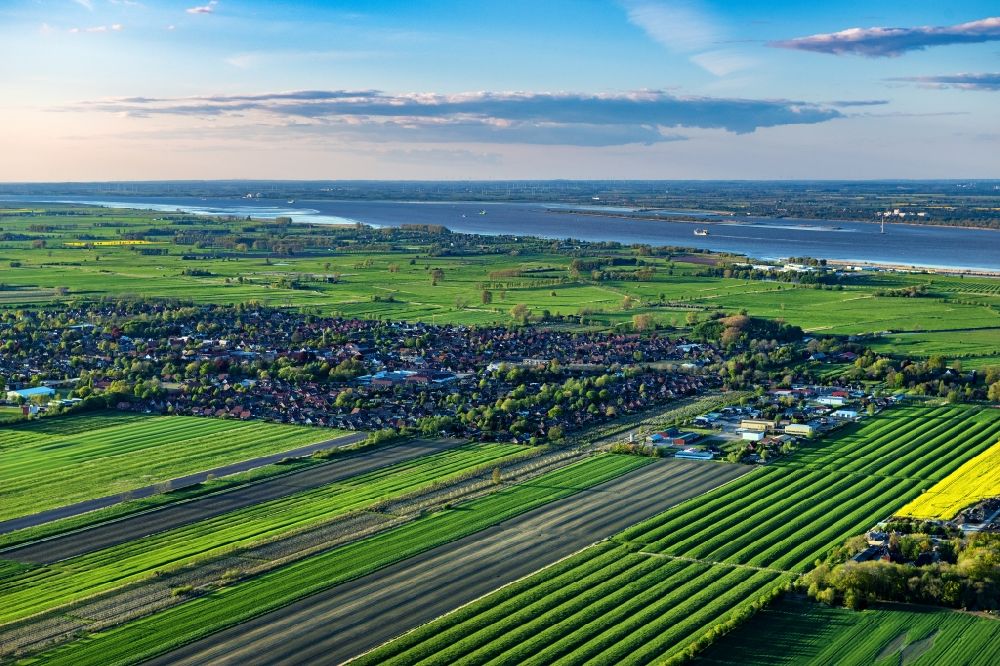 Luftbild Drochtersen - Ortsansicht am Rande von landwirtschaftlichen Feldern in Drochtersen im Bundesland Niedersachsen, Deutschland
