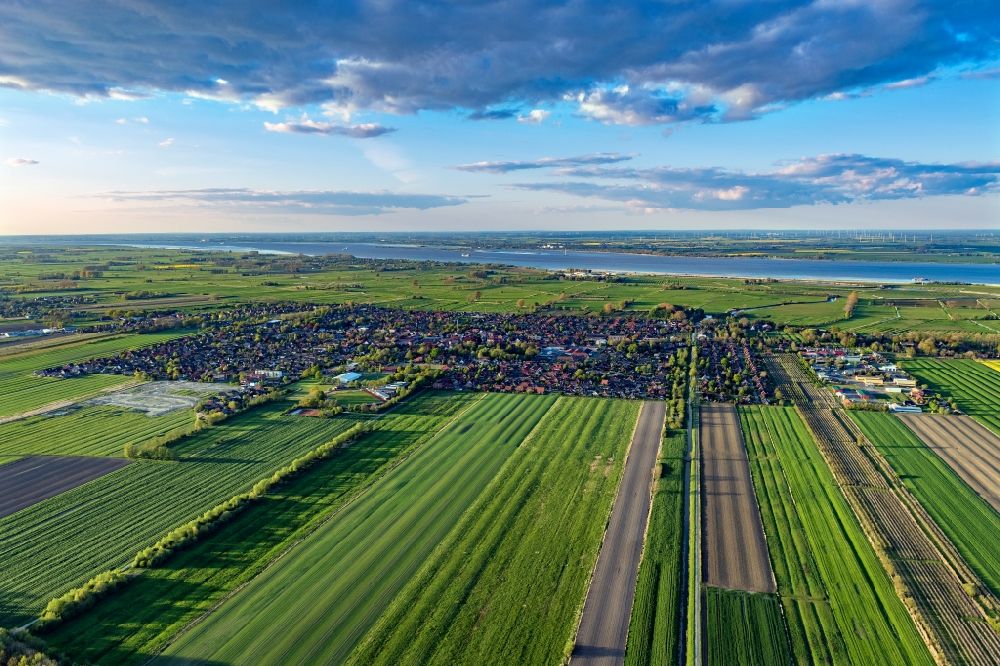 Drochtersen aus der Vogelperspektive: Ortsansicht am Rande von landwirtschaftlichen Feldern in Drochtersen im Bundesland Niedersachsen, Deutschland