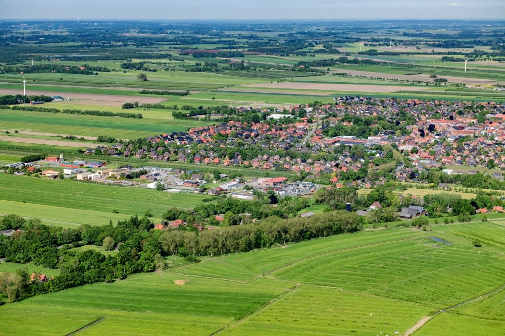 Drochtersen von oben - Ortsansicht am Rande von landwirtschaftlichen Feldern in Drochtersen im Bundesland Niedersachsen, Deutschland