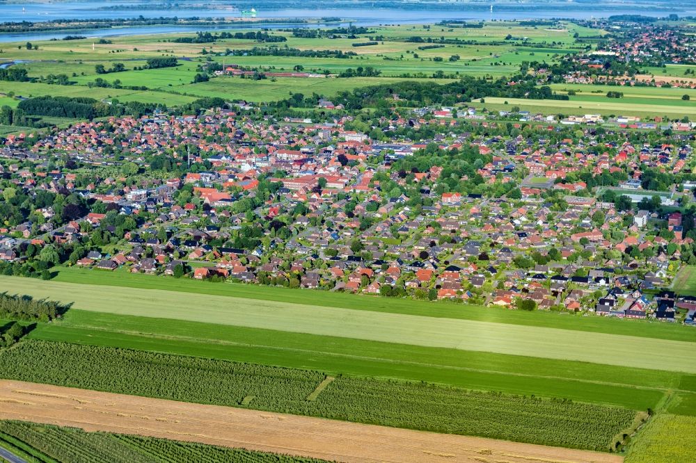 Luftbild Drochtersen - Ortsansicht am Rande von landwirtschaftlichen Feldern in Drochtersen im Bundesland Niedersachsen, Deutschland