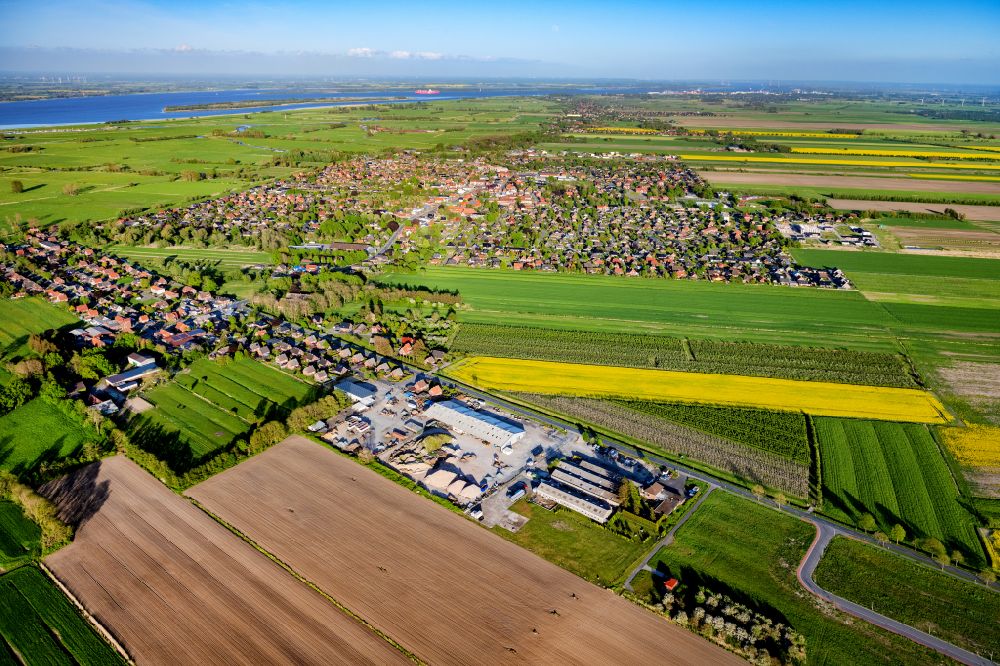 Luftaufnahme Drochtersen - Ortsansicht am Rande von landwirtschaftlichen Feldern in Drochtersen im Bundesland Niedersachsen, Deutschland