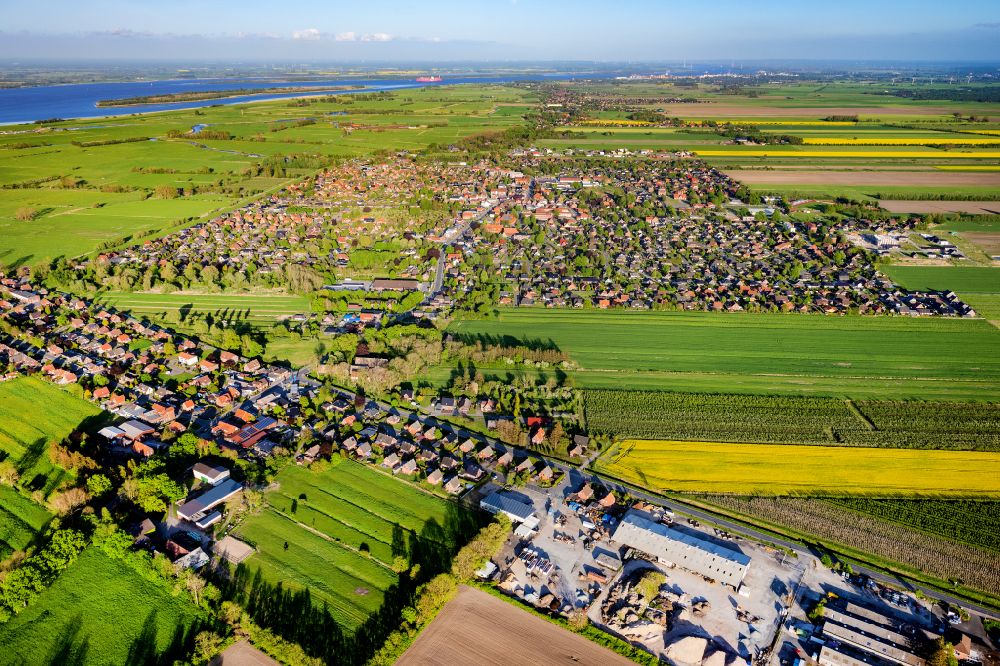Drochtersen von oben - Ortsansicht am Rande von landwirtschaftlichen Feldern in Drochtersen im Bundesland Niedersachsen, Deutschland