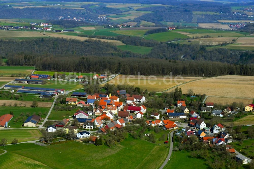 Luftbild Eichach - Ortsansicht am Rande von landwirtschaftlichen Feldern in Eichach im Bundesland Baden-Württemberg, Deutschland