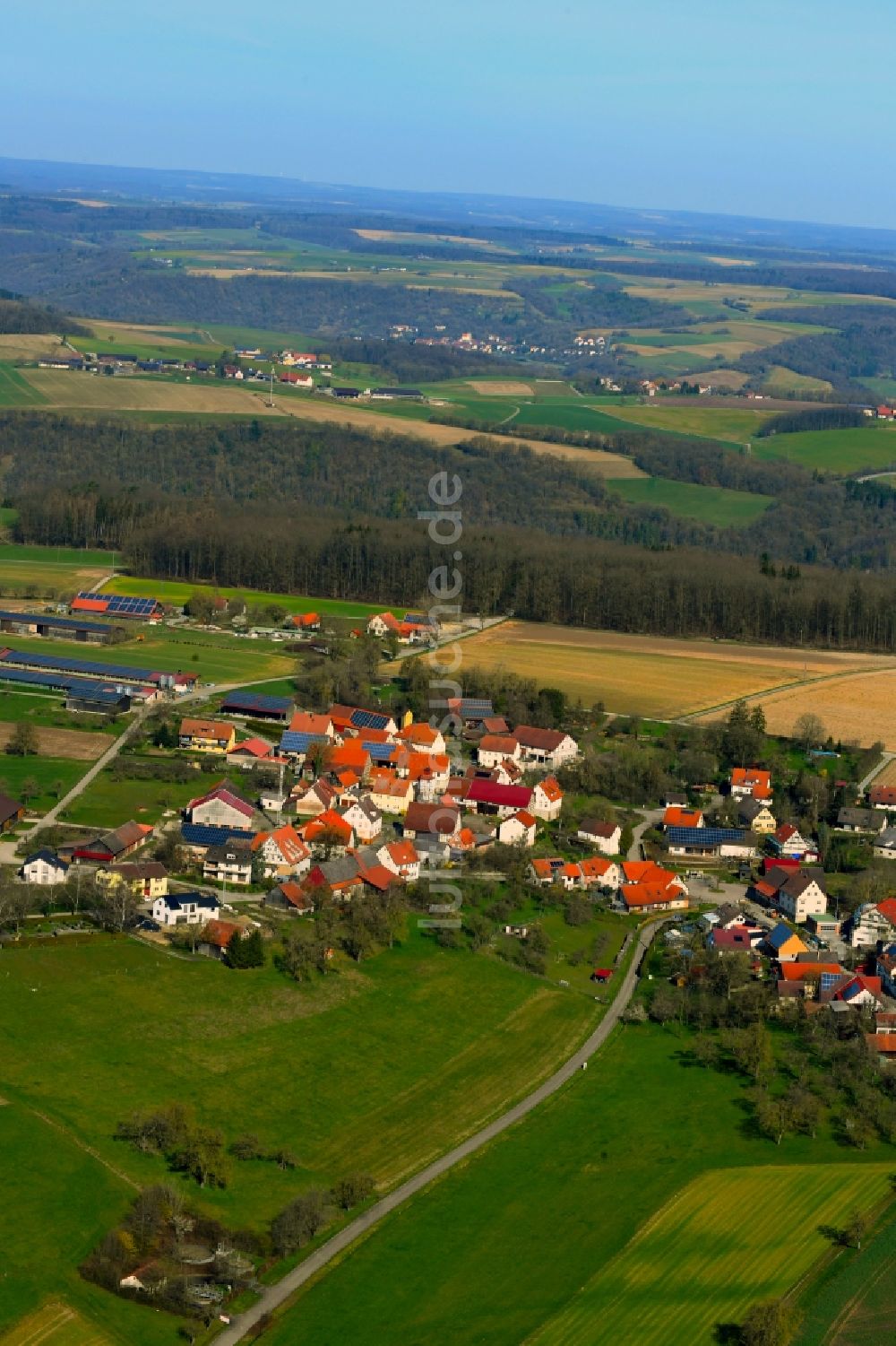 Luftaufnahme Eichach - Ortsansicht am Rande von landwirtschaftlichen Feldern in Eichach im Bundesland Baden-Württemberg, Deutschland