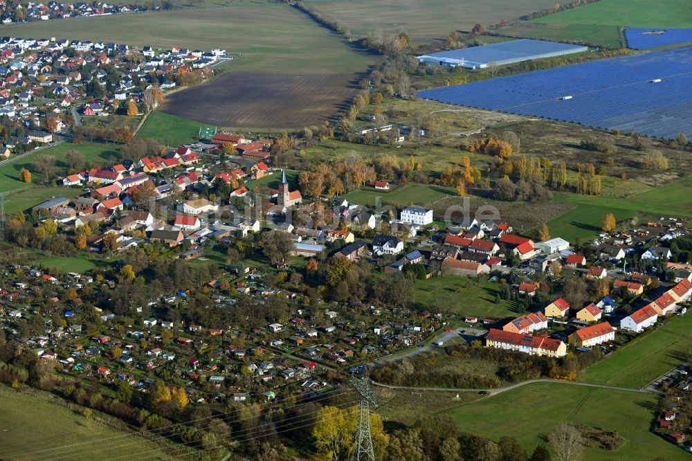 Eiche von oben - Ortsansicht am Rande von landwirtschaftlichen Feldern in Eiche im Bundesland Brandenburg, Deutschland
