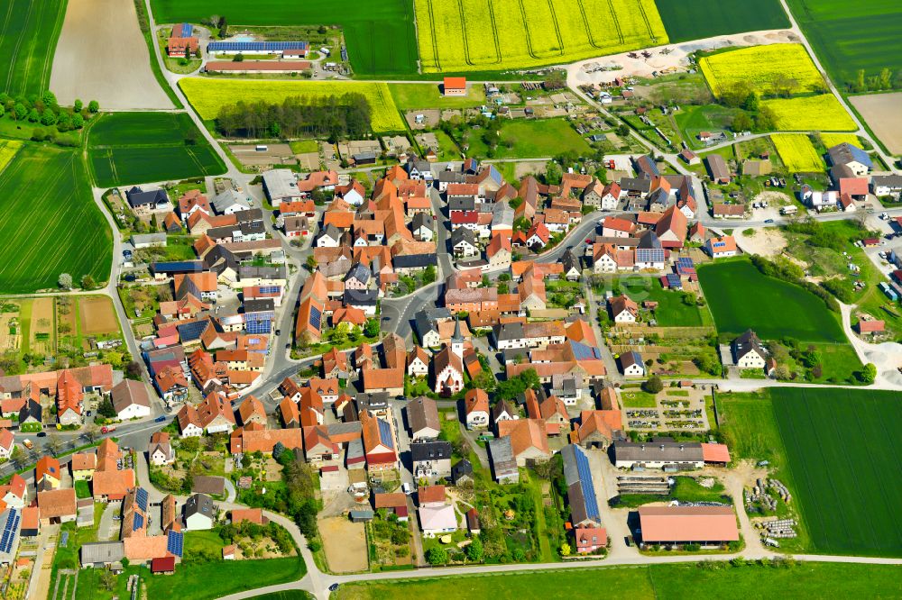 Eichfeld aus der Vogelperspektive: Ortsansicht am Rande von landwirtschaftlichen Feldern in Eichfeld im Bundesland Bayern, Deutschland