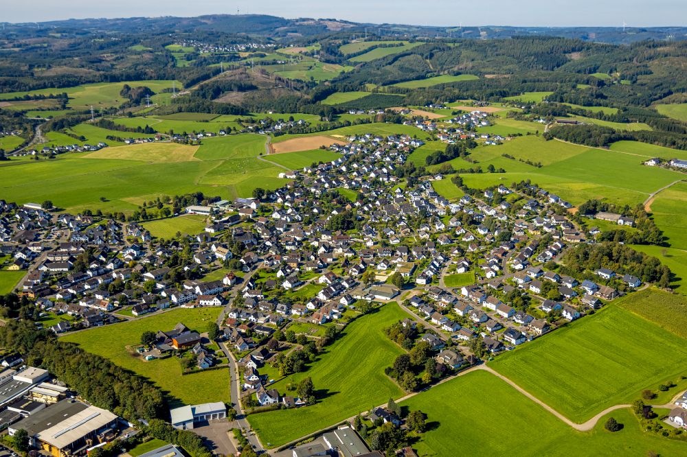 Ennest von oben - Ortsansicht am Rande von landwirtschaftlichen Feldern in Ennest im Bundesland Nordrhein-Westfalen, Deutschland