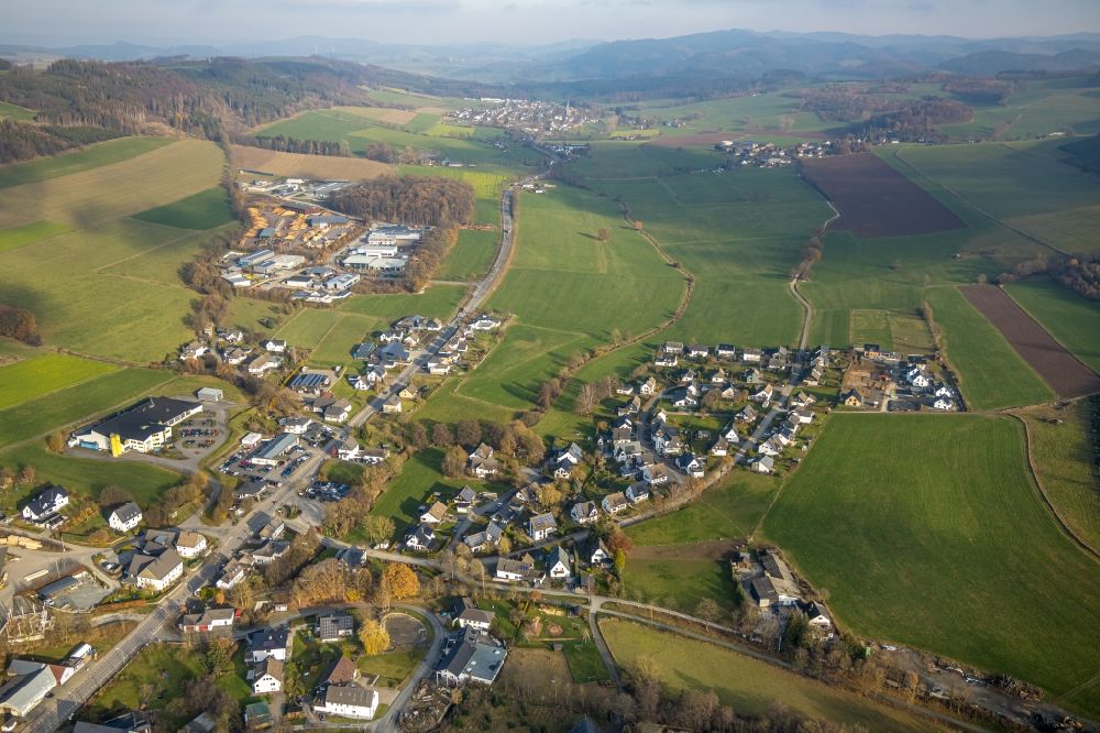 Luftbild Bremke - Ortsansicht am Rande von landwirtschaftlichen Feldern entlang der Bundesstaße B 55 in Bremke im Bundesland Nordrhein-Westfalen, Deutschland