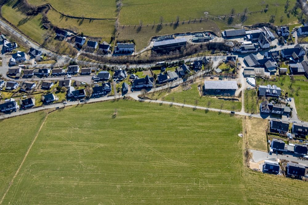 Luftbild Schmallenberg - Ortsansicht am Rande von landwirtschaftlichen Feldern entlang der Hauptstraße in Schmallenberg im Bundesland Nordrhein-Westfalen, Deutschland