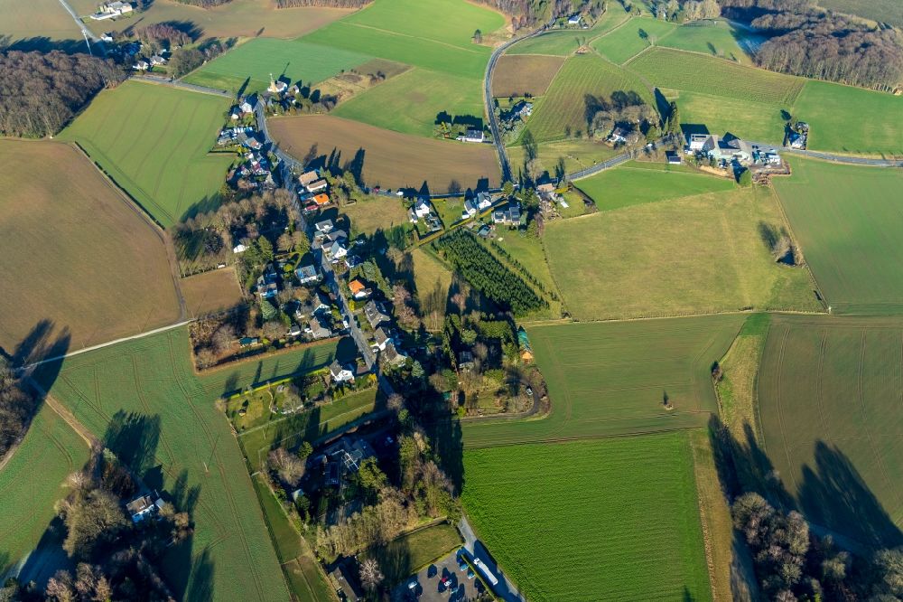 Ennepetal von oben - Ortsansicht am Rande von landwirtschaftlichen Feldern entlang des Spreeler Weg im Ortsteil Königsfeld in Ennepetal im Bundesland Nordrhein-Westfalen, Deutschland