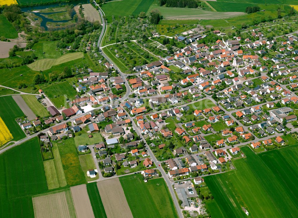 Luftaufnahme Erbach - Ortsansicht am Rande von landwirtschaftlichen Feldern in Erbach im Bundesland Baden-Württemberg, Deutschland