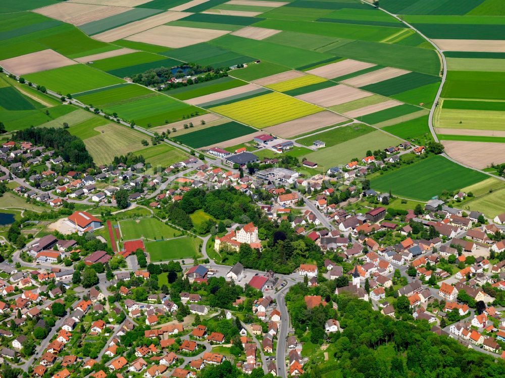Erolzheim aus der Vogelperspektive: Ortsansicht am Rande von landwirtschaftlichen Feldern in Erolzheim im Bundesland Baden-Württemberg, Deutschland