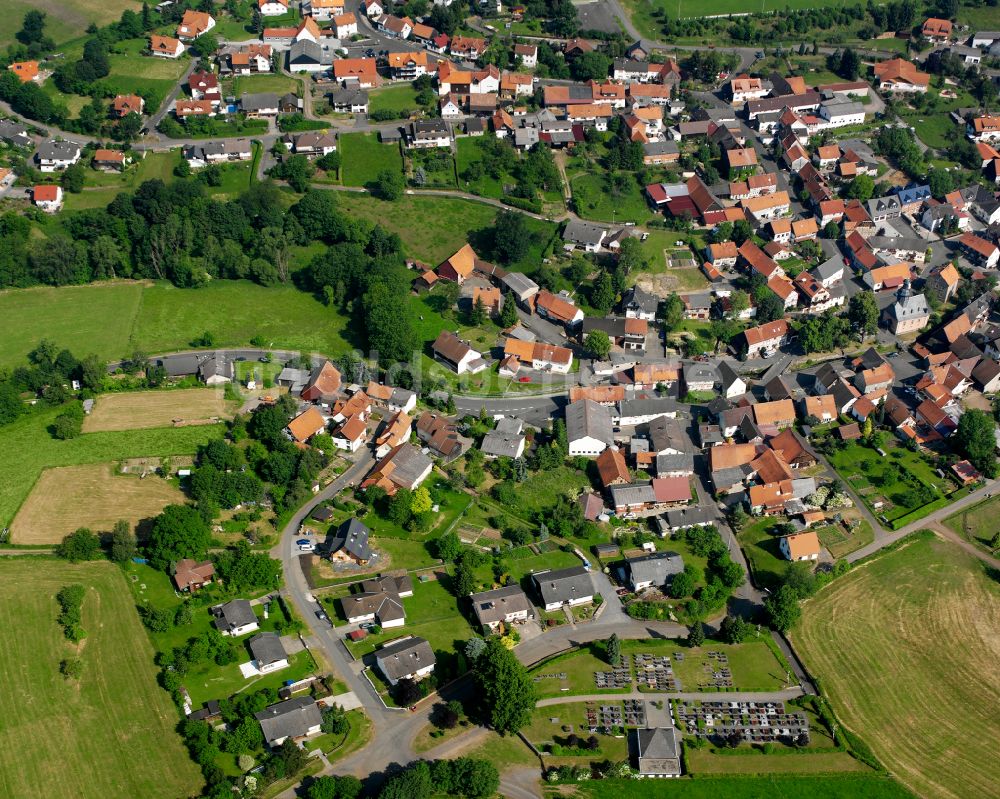 Eschenrod von oben - Ortsansicht am Rande von landwirtschaftlichen Feldern in Eschenrod im Bundesland Hessen, Deutschland