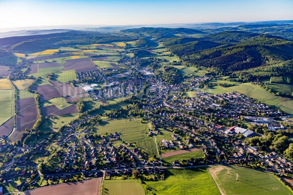 Luftbild Eschershausen - Ortsansicht am Rande von landwirtschaftlichen Feldern in Eschershausen im Bundesland Niedersachsen, Deutschland