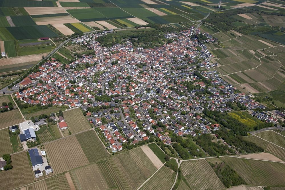 Essenheim aus der Vogelperspektive: Ortsansicht am Rande von landwirtschaftlichen Feldern in Essenheim im Bundesland Rheinland-Pfalz, Deutschland
