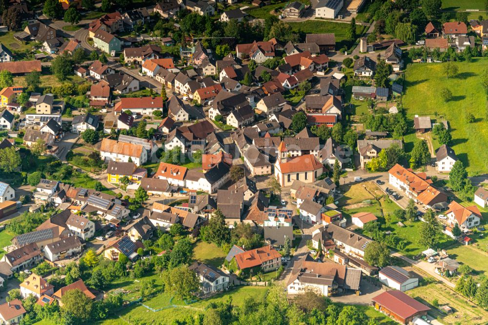 Luftaufnahme Ettenheimweiler - Ortsansicht am Rande von landwirtschaftlichen Feldern in Ettenheimweiler im Bundesland Baden-Württemberg, Deutschland