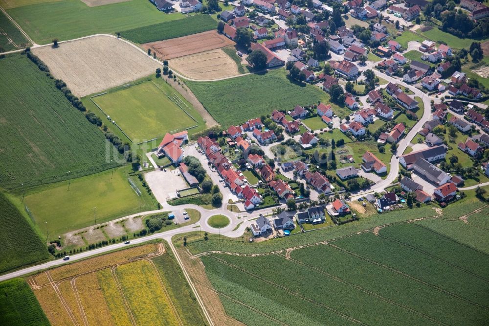 Fahrenzhausen von oben - Ortsansicht am Rande von landwirtschaftlichen Feldern in Fahrenzhausen im Bundesland Bayern, Deutschland