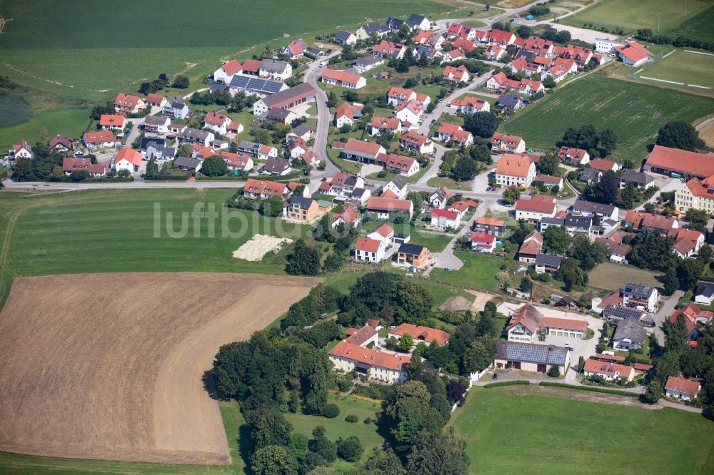 Fahrenzhausen aus der Vogelperspektive: Ortsansicht am Rande von landwirtschaftlichen Feldern in Fahrenzhausen im Bundesland Bayern, Deutschland