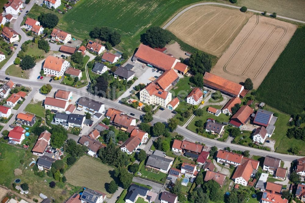 Luftbild Fahrenzhausen - Ortsansicht am Rande von landwirtschaftlichen Feldern in Fahrenzhausen im Bundesland Bayern, Deutschland
