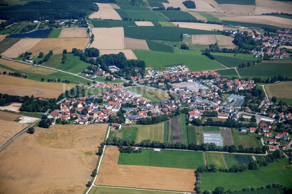 Luftaufnahme Fahrenzhausen - Ortsansicht am Rande von landwirtschaftlichen Feldern in Fahrenzhausen im Bundesland Bayern, Deutschland