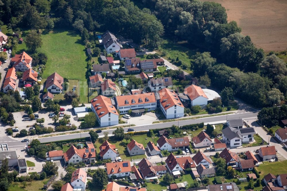 Fahrenzhausen von oben - Ortsansicht am Rande von landwirtschaftlichen Feldern in Fahrenzhausen im Bundesland Bayern, Deutschland